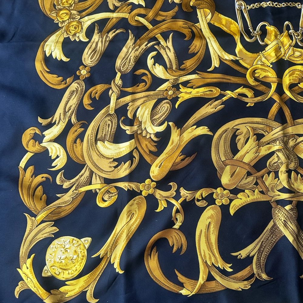 Hermes Gold and Black scarf 34 x 34 - Picture 4 of 5